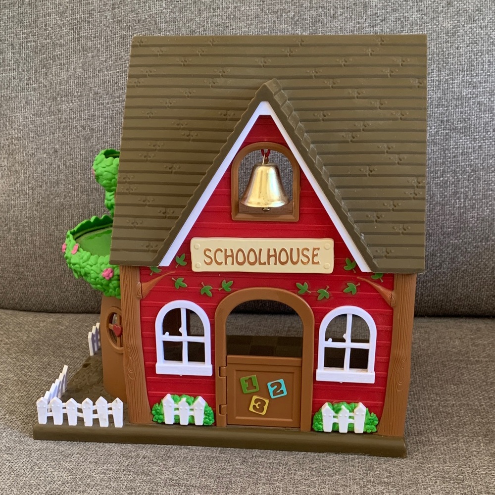 Li’l Woodzeez Woodland Schoolhouse Playset with Accessories - Picture 2 of 9